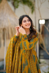 *New arrival 💓💓*
Look straight out of a dreamy movie set as  you turn around and walk in this elegant flaired suit ! The perfect of traditional wear